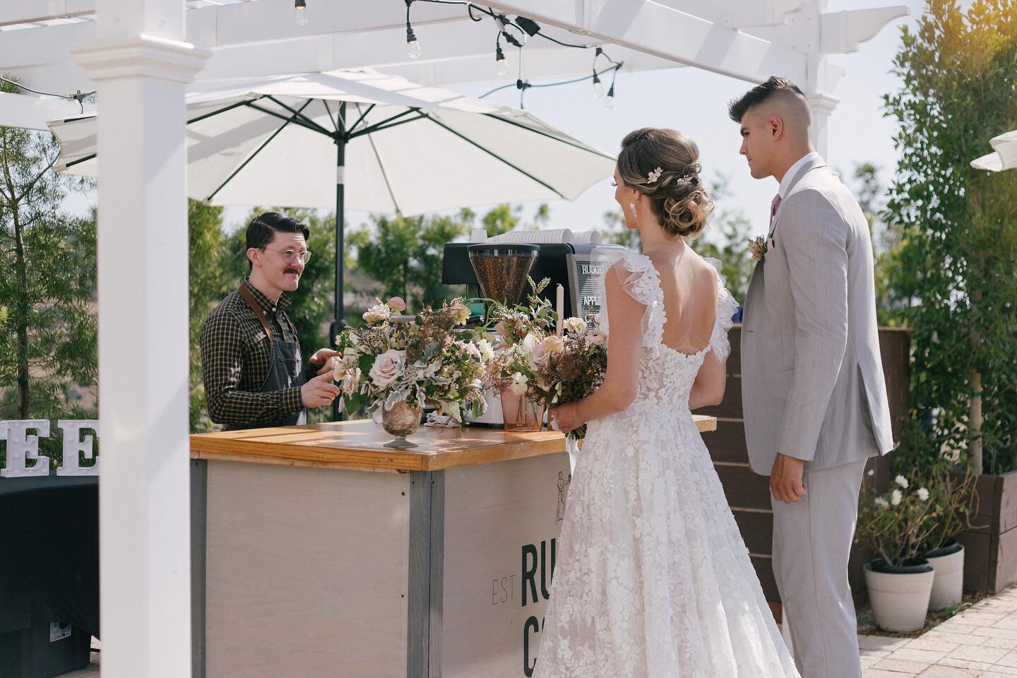 Love these photos from our Las Mariposa Estate photoshoot! Thank you @jasminemariephoto for taking such amazing pictures of us!
&middot;
Venue: @LMEstate
Event Planner: @HLLovely
Videographer: @AnchoredFilms
Photography: @JasmineMariePhoto
Flowers: @