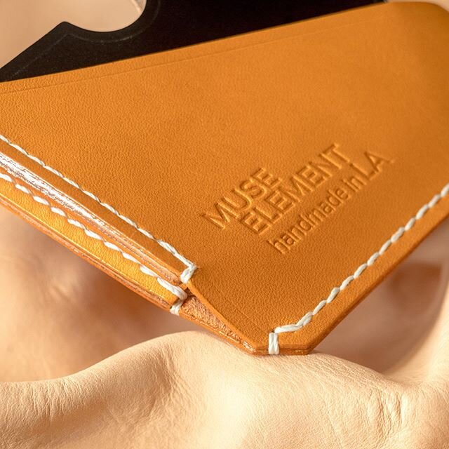 Some detail shots of the hand stitching, edges, expansion gusset, the access notch, and hand painted textures .
.

#vegtan #leathercraft #leather #handmade #leatherwork #vegtanleather #leathergoods #vegetabletanned #leatherbag #edc #handstitched #lea