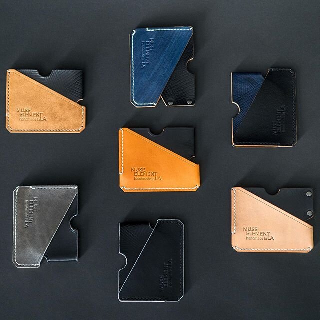 Our minimalist wallet! Each a little different in it&rsquo;s own way. Swipe to browse or visit our website to see the whole collection!
.
.

#vegtan #leathercraft #leather #handmade #leatherwork #vegtanleather #leathergoods #vegetabletanned #leatherw