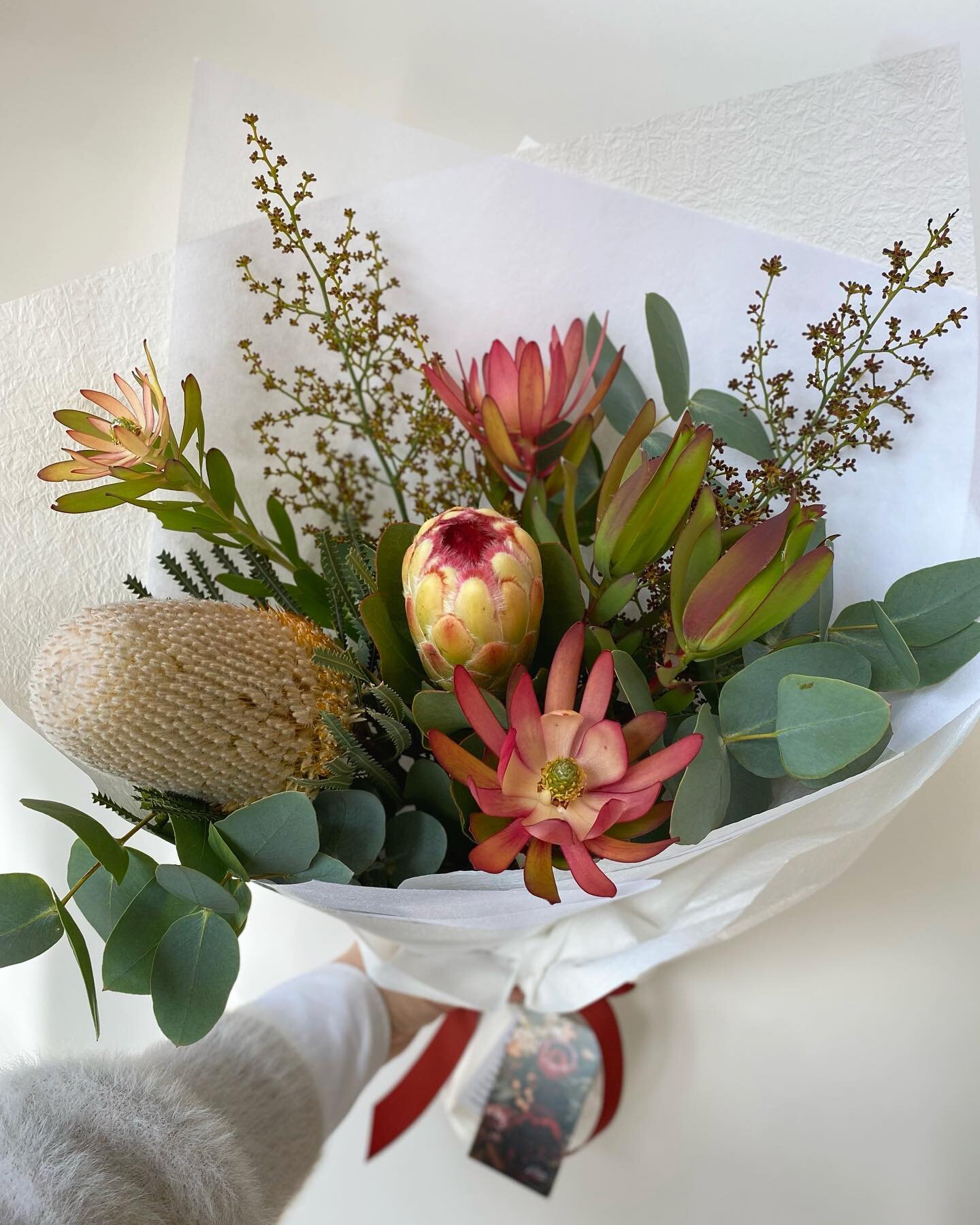 Flower drop at @rebasear Huonville!
Long lasting natives are always a fav.
🧡🌾🌞
#botanicaldaydreams #fridayflowers