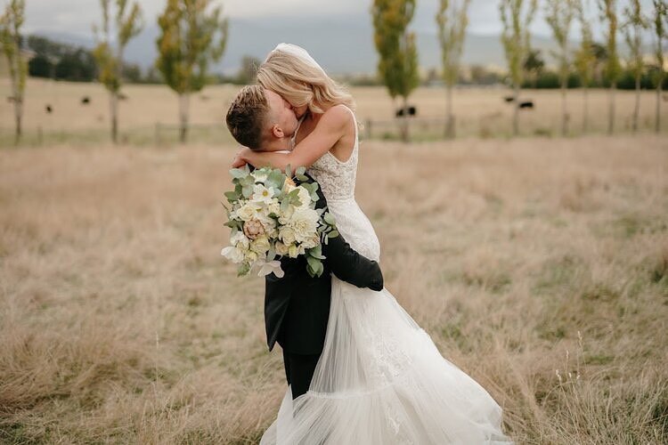 Picture perfect in the beautiful setting of @homehillwines 🤍
📷 @nickhweddings