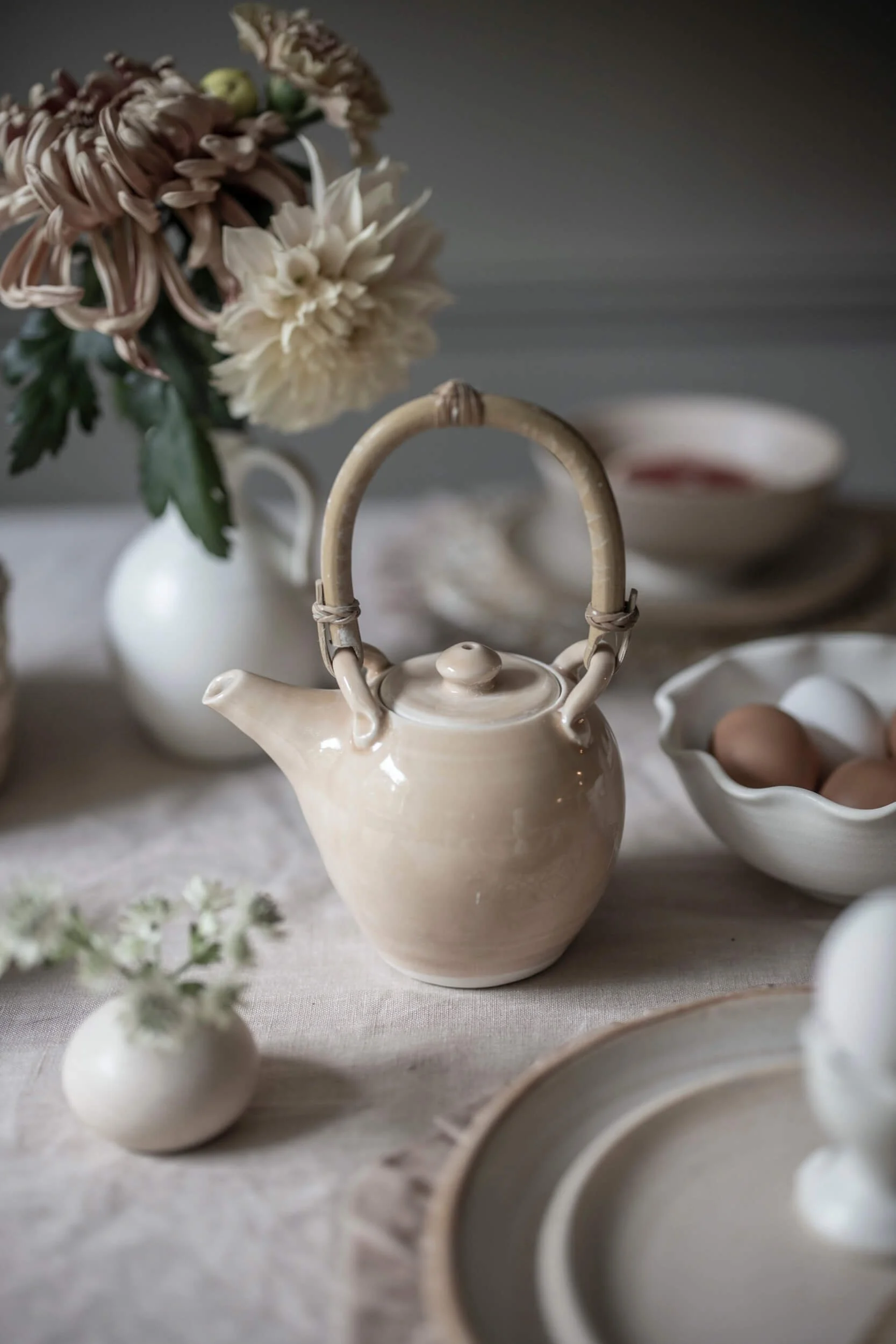 3_soft_elegant_handmade-ceramics-breakfast-tableware-paper-thin-moon.jpg