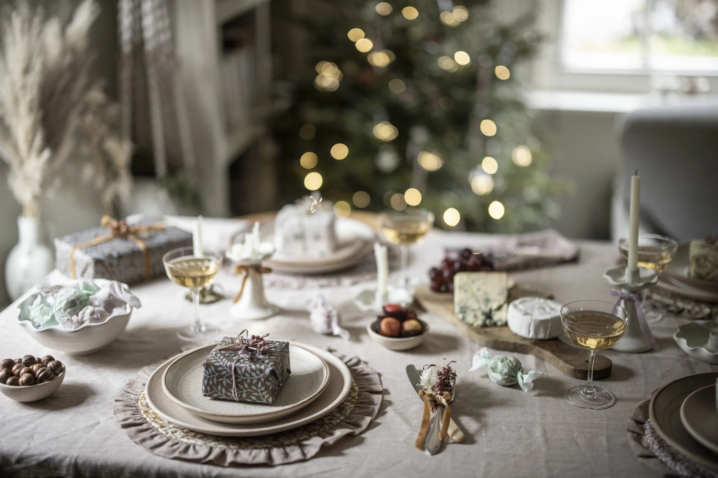 A Simple and Nostalgic Christmas Table Setting