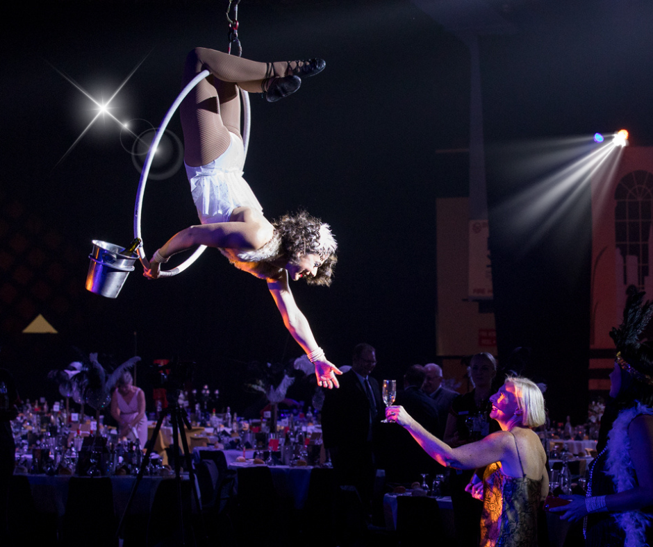 CHAMPAGNE AERIAL WAITERS