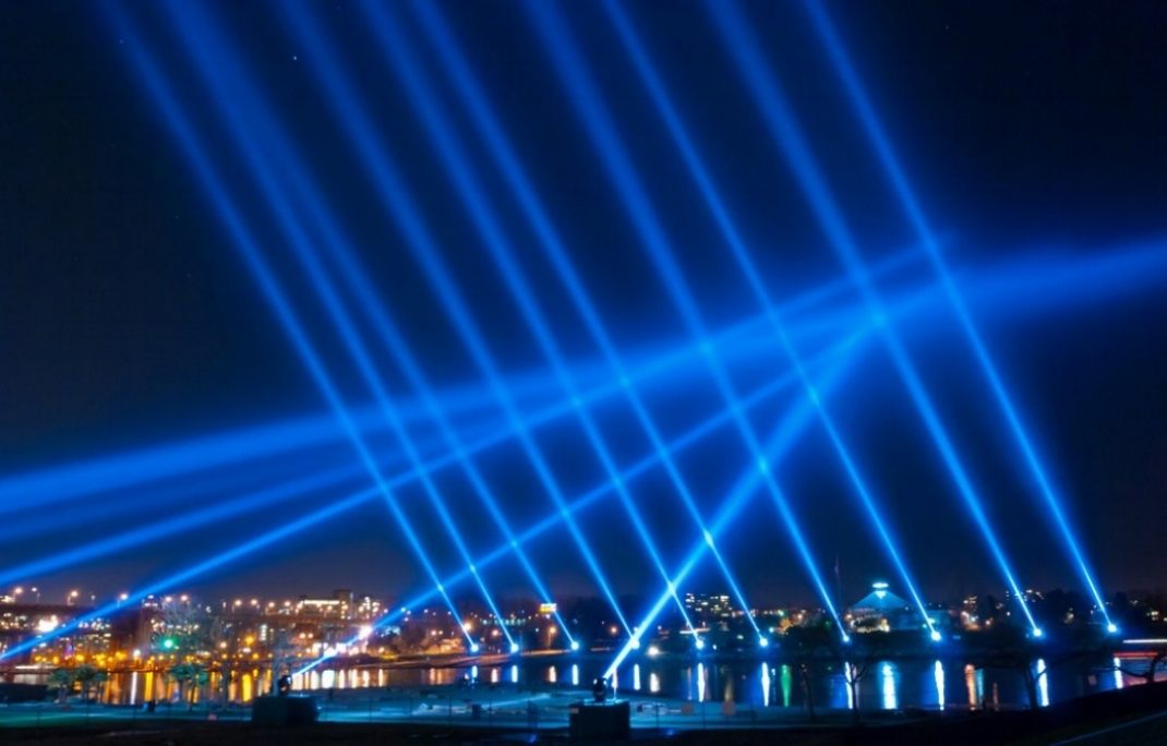 searchlight2_92038058-001.jpg