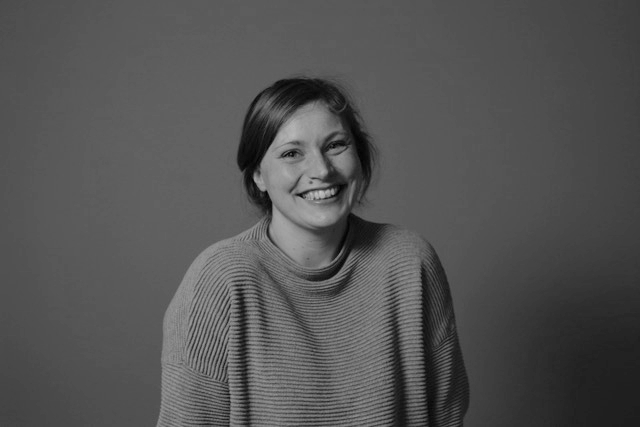 Karianne Berge Regissør og Lanseringsansvarlig +47 975 04 300 karianne (at) indiefilm.no Karianne har masterutdannelse som dokumentarregissør fra Høyskolen i Lillehammer. Hun har jobbet i Indie Film siden 2008, i alle ledd av produksjon og distribusjon. I 2016 debuterte hun som regissør med krimdokumentaren Granatmannen . I 2017/18 har hun hovedansvar for Indie Films kinodistribusjon av Natta pappa henta oss (regi: Steffan Strandberg) og Røverdatter (regi: Sofia Haugan).