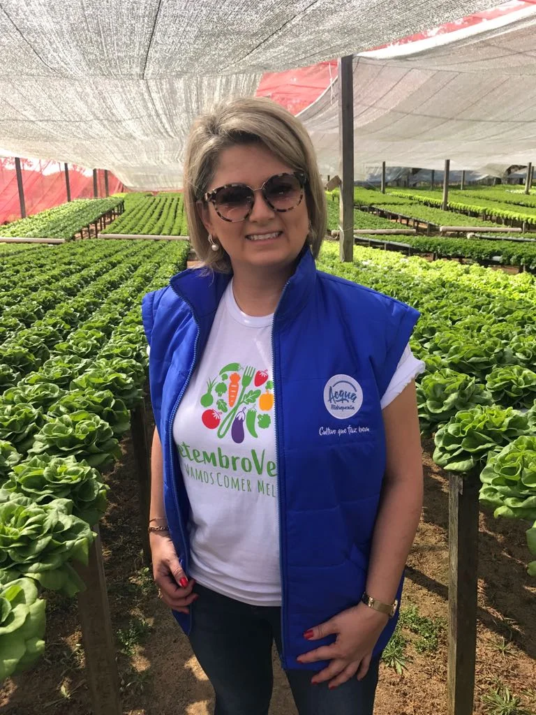 Lidiane dos Santos, proprietária do Acqua Hidroponia e a sua produção, que neste mês leva o selo do Setembro Verde