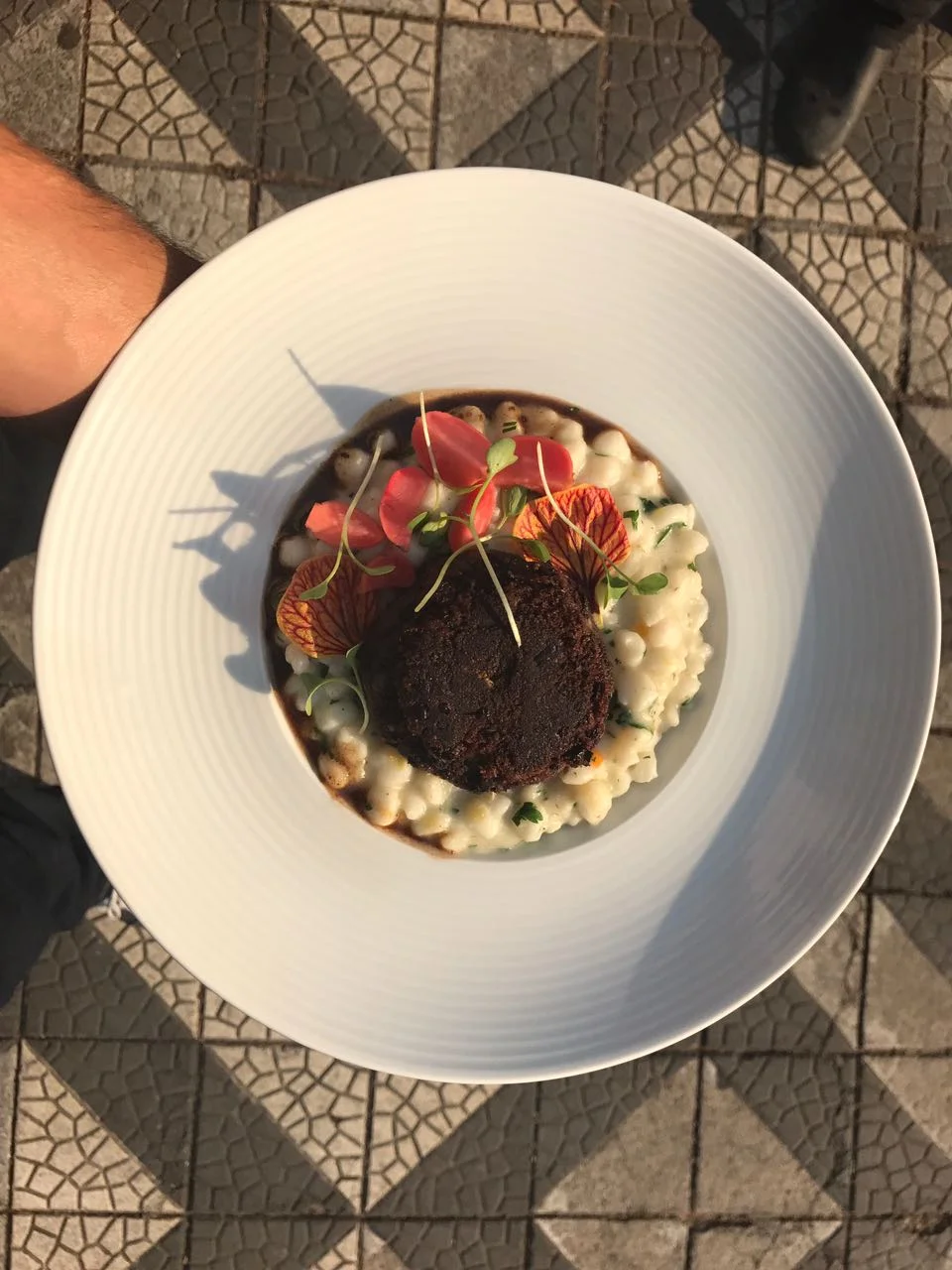 O @cafedoduque de Porto Alegre também está participando do #SetembroVerde com um prato delicioso e super diferente: Canjica de milho branco com leite de amêndoas, hambúrguer de feijão com aipo e picles de rabanete. O prato está disponível de segunda a sexta, como opção ao prato do dia tradicional. 