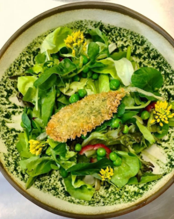 Saladinha Orgânica especial Setembro Verde no @umbarecozinha , do chef @kristensen em Porto Alegre: folhas, mini folhas, brotos, pesto de urtiga, peixinho da horta crocante, ervilhas frescas e vinagrete de araçá. Lindo de ver, delícia de provar! 