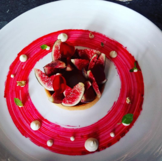 Direto de Paris, o Chef Pâtissier @timothybreton , do @Caf é de l'Homme, nos inspirou preparando sobremesas deliciosas em apoio ao Setembro Verde! Na foto você confere a torta de figos confit, elaborada especialmente para mostrar que uma refeição protagonizada por frutas pode ser deliciosa! 