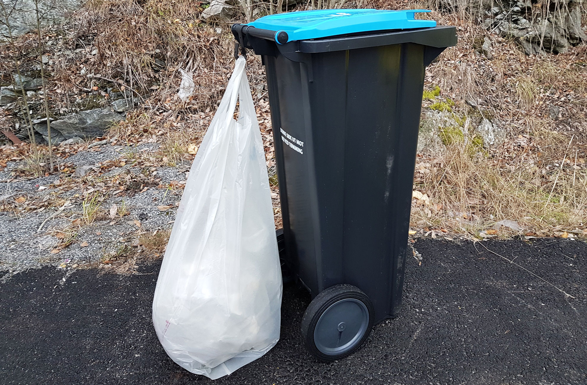 Ny krok held plastsekken på plass