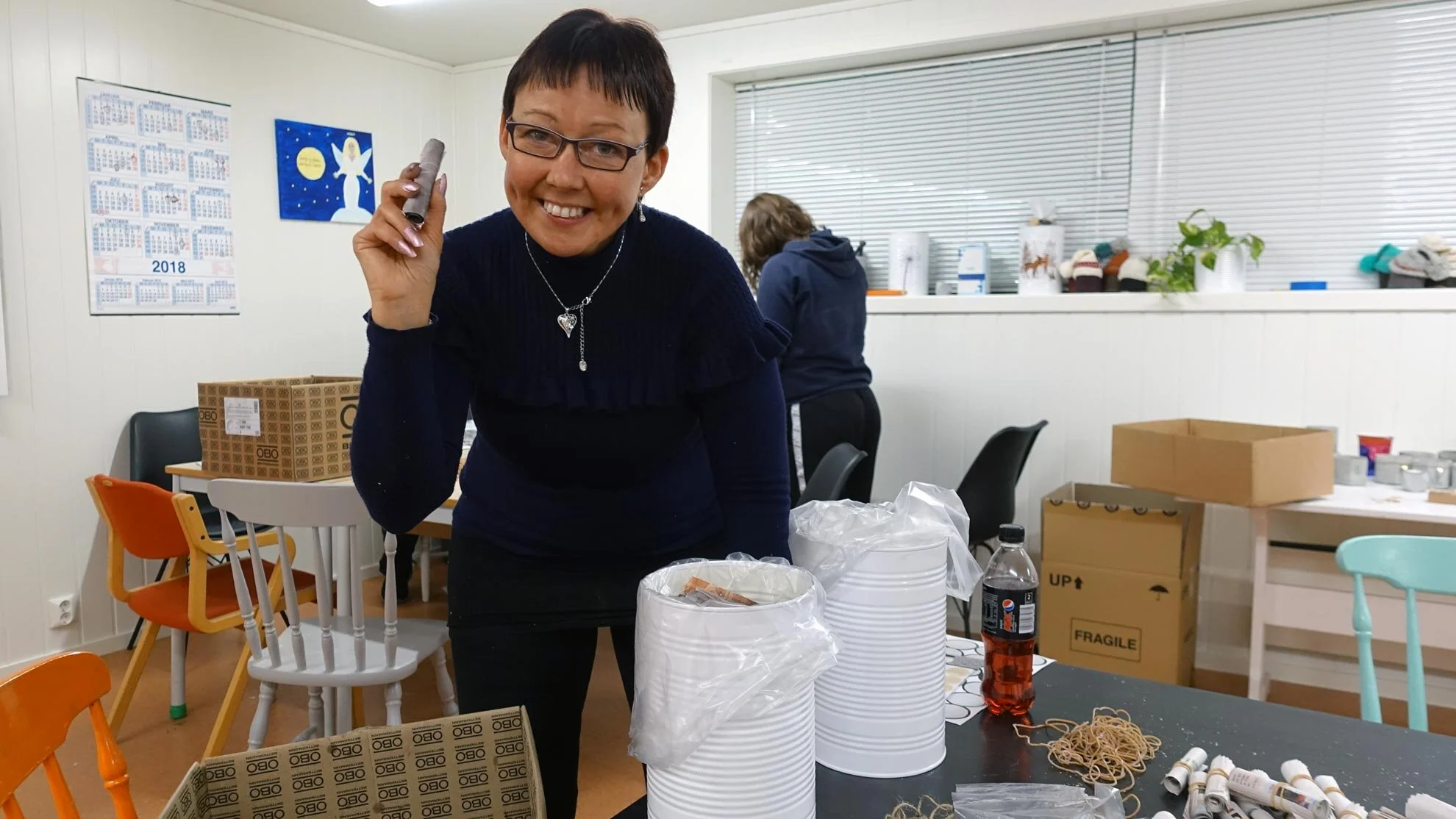 Nina er brukar ved Sogndal ressurssenter og viser korleis brikettane vert pakka.