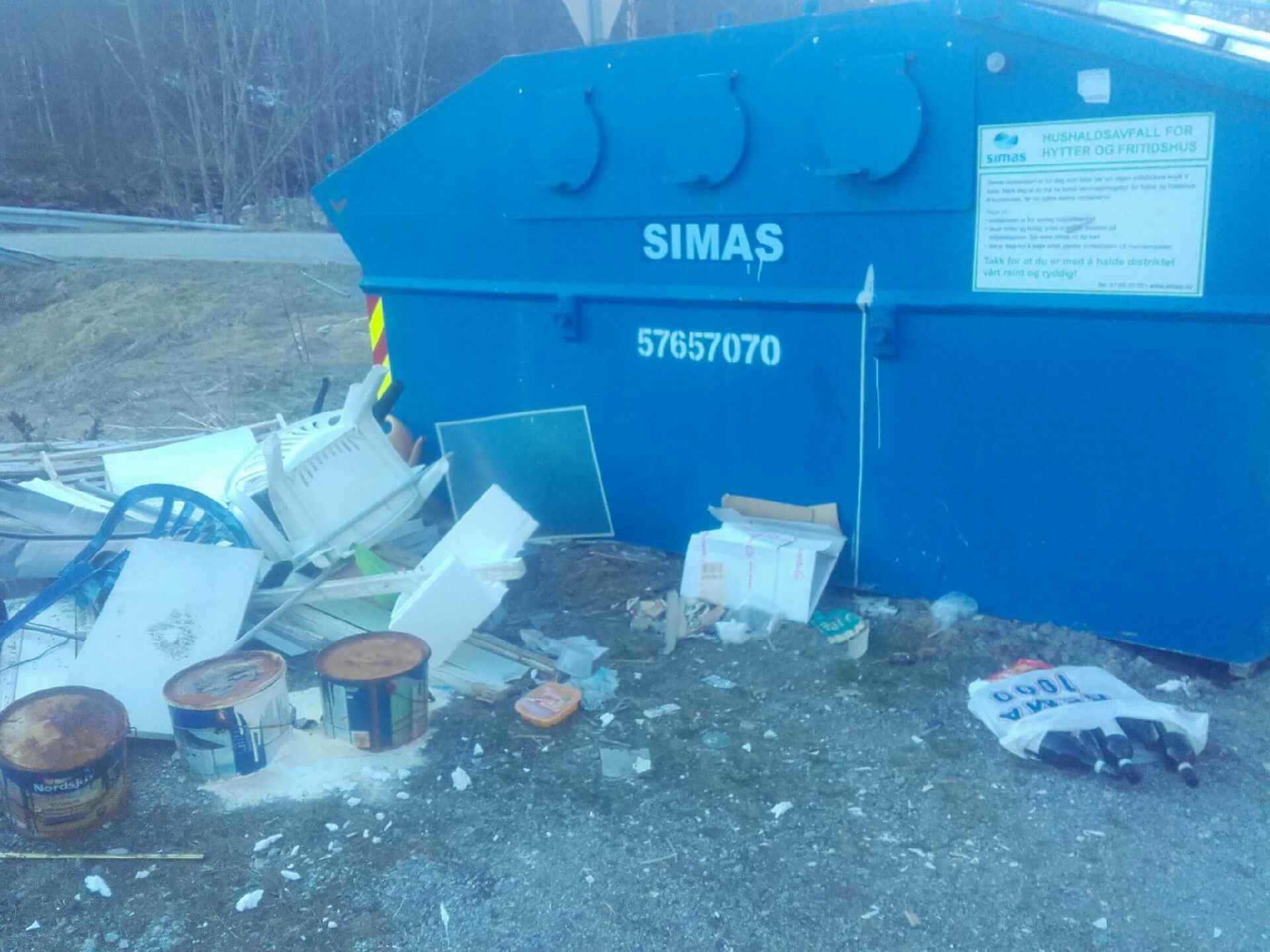 Forsøpling ved returpunkt i Hodlekve held fram