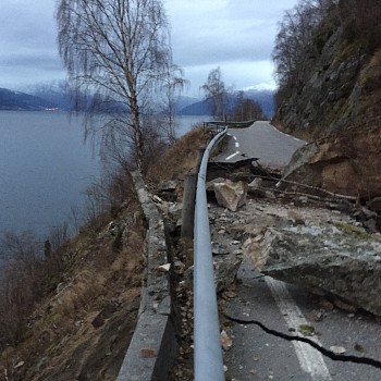 Vik: Riksveg 13 er stengt på grunn av ras.