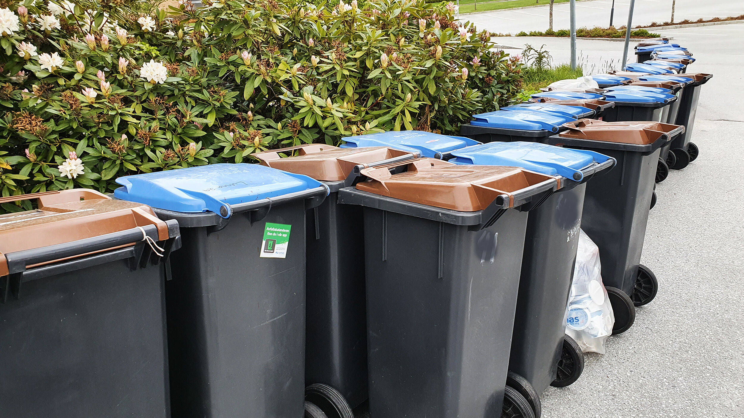 Hugs å setje behaldarane på plass etter tømming