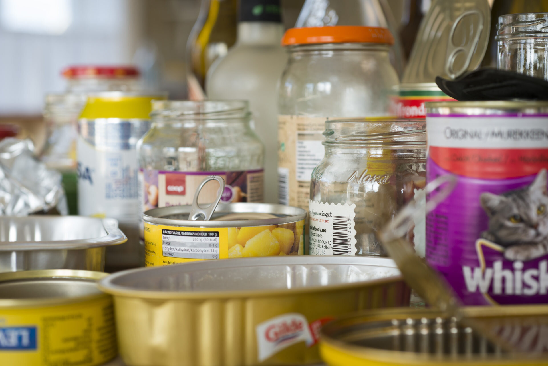 Kan etikettane sitje på når eg sorterer glas- og metallemballasje?
