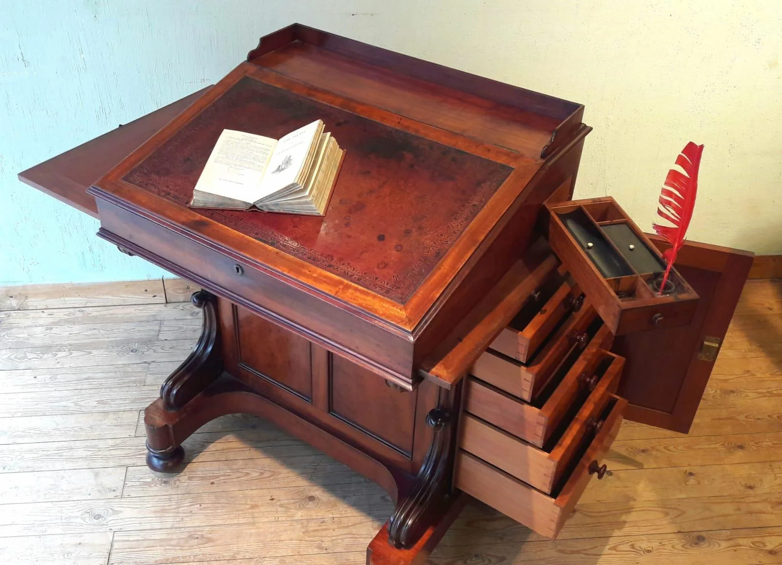Lessenaar 'Davenport' - circa 1900 - Mahoniehout ingelegd met rood leder. Kolonaki Antiques - Kloosterstraat 20 - 2000 Antwerpen 