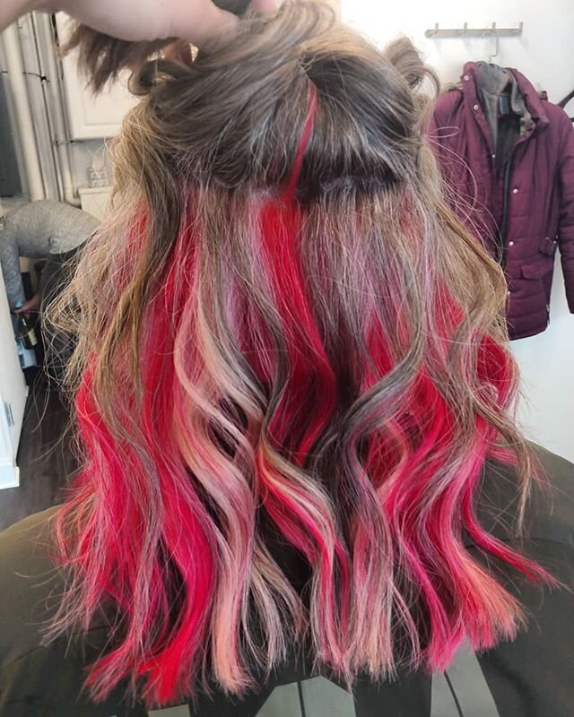 When you're retired and just want to have fun for Christmas you get candy cane colored hair! 🎄🎅🦌
.
.
.
@bespoke.cle #candycane #christmas2019 #christmashair #peekaboohighlights #peekaboo #campusdistrict #clevelandstate #psqdistrict #clevelandhairs