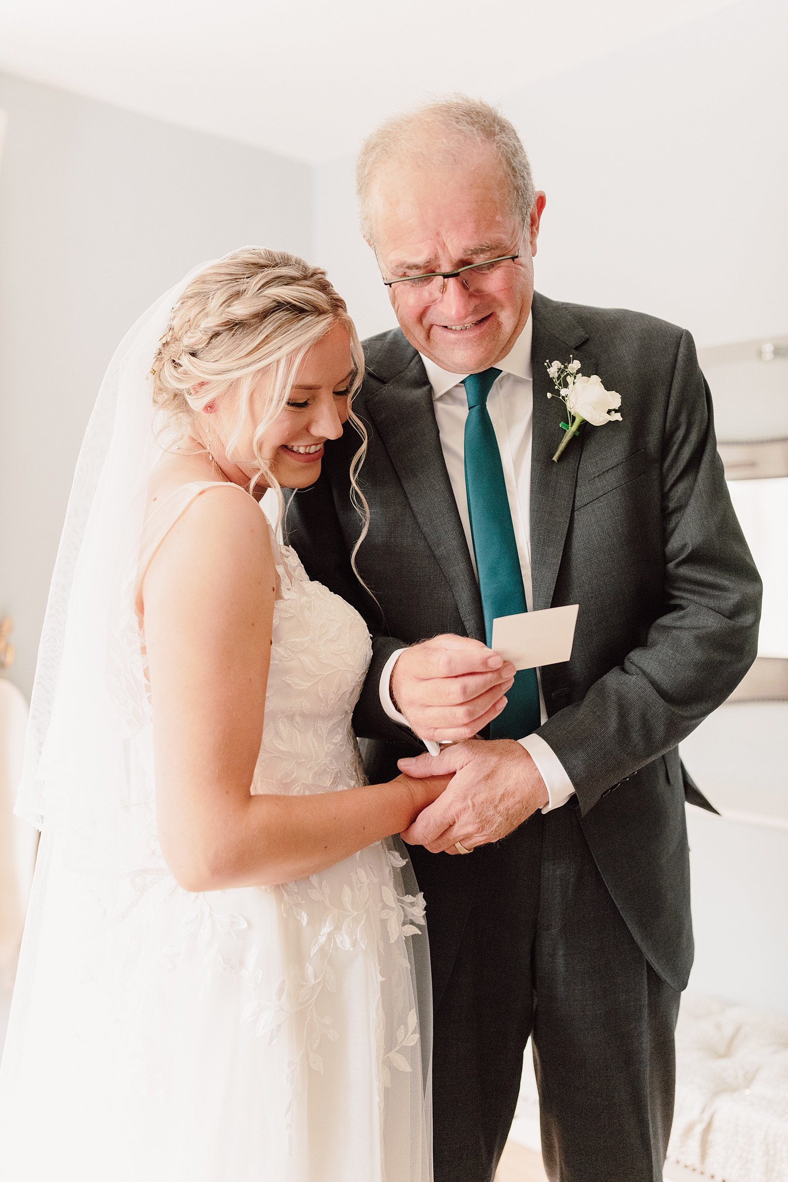 UK-wedding-photographer-sunflower-portraits_0009.jpg