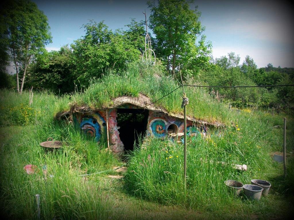 celtic_roundhouse_with_grass_roof_by_gangahimalaya_da46ime-fullview.jpg