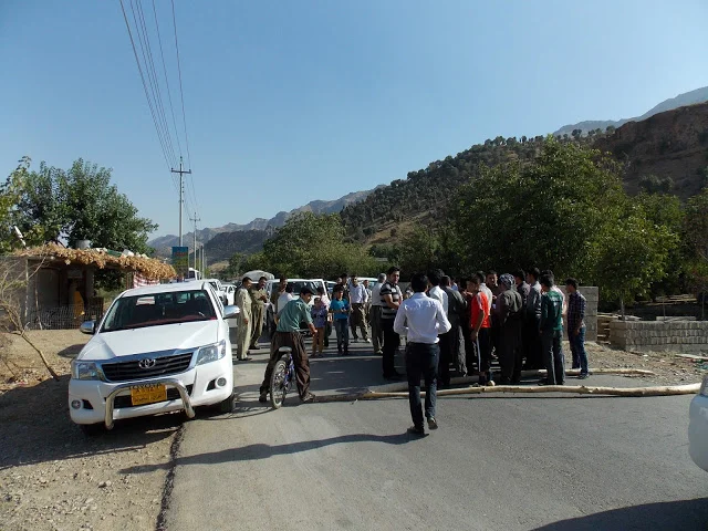 The villagers blockading the road. Photo by CPTers.