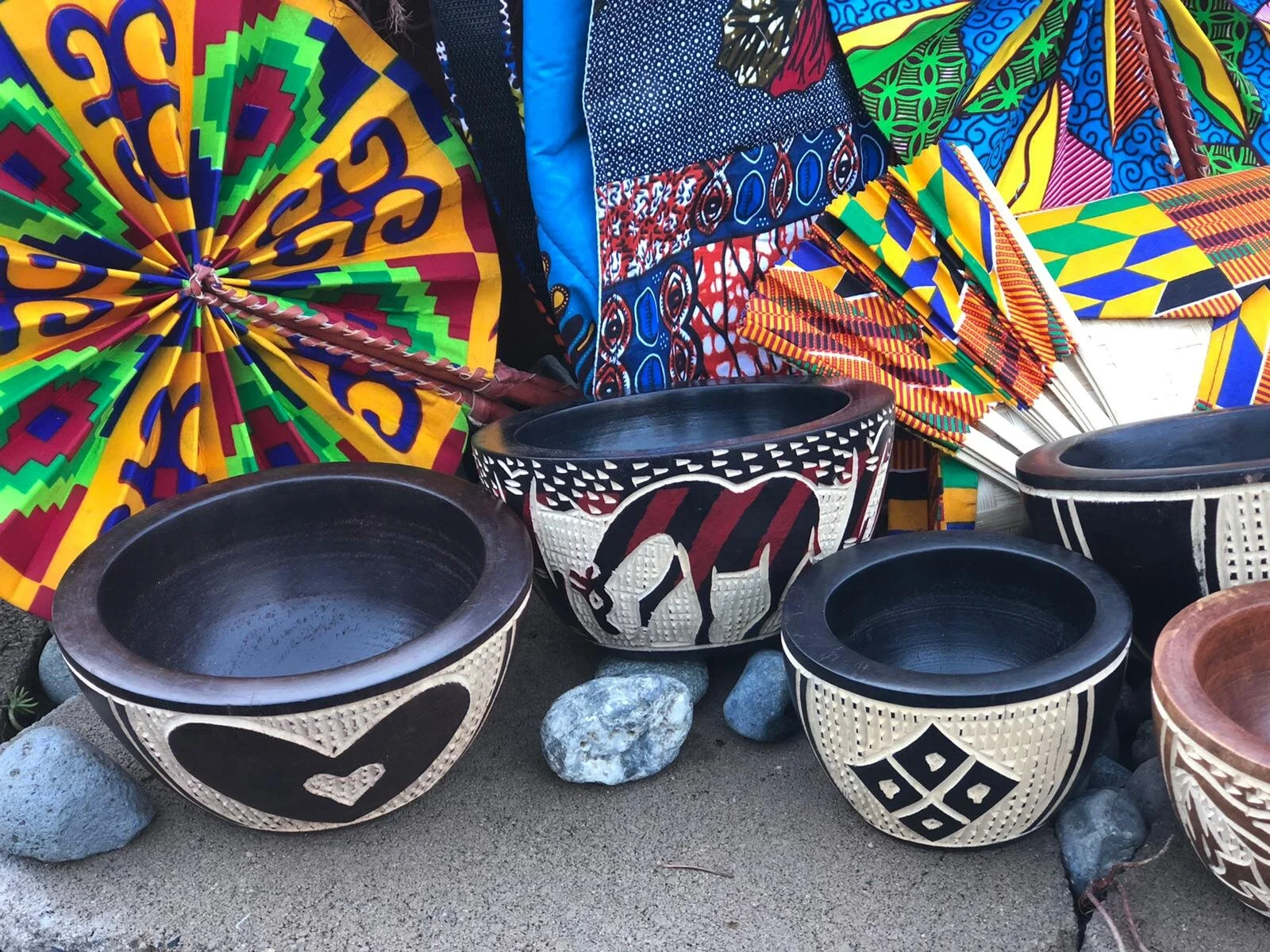 giraffe bowl with other bowls and bags.jpeg