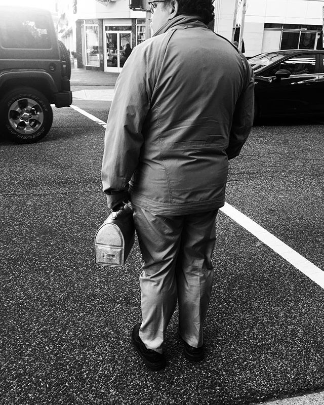 Seeing this man with his tin lunchbox hit me with a wave of nostalgia.
.
#tinlunchbox #urban #washingtondc #citylife #workingman #blackandwhite #blackandwhitephotography #blackandwhitedc #photography #lifestyle