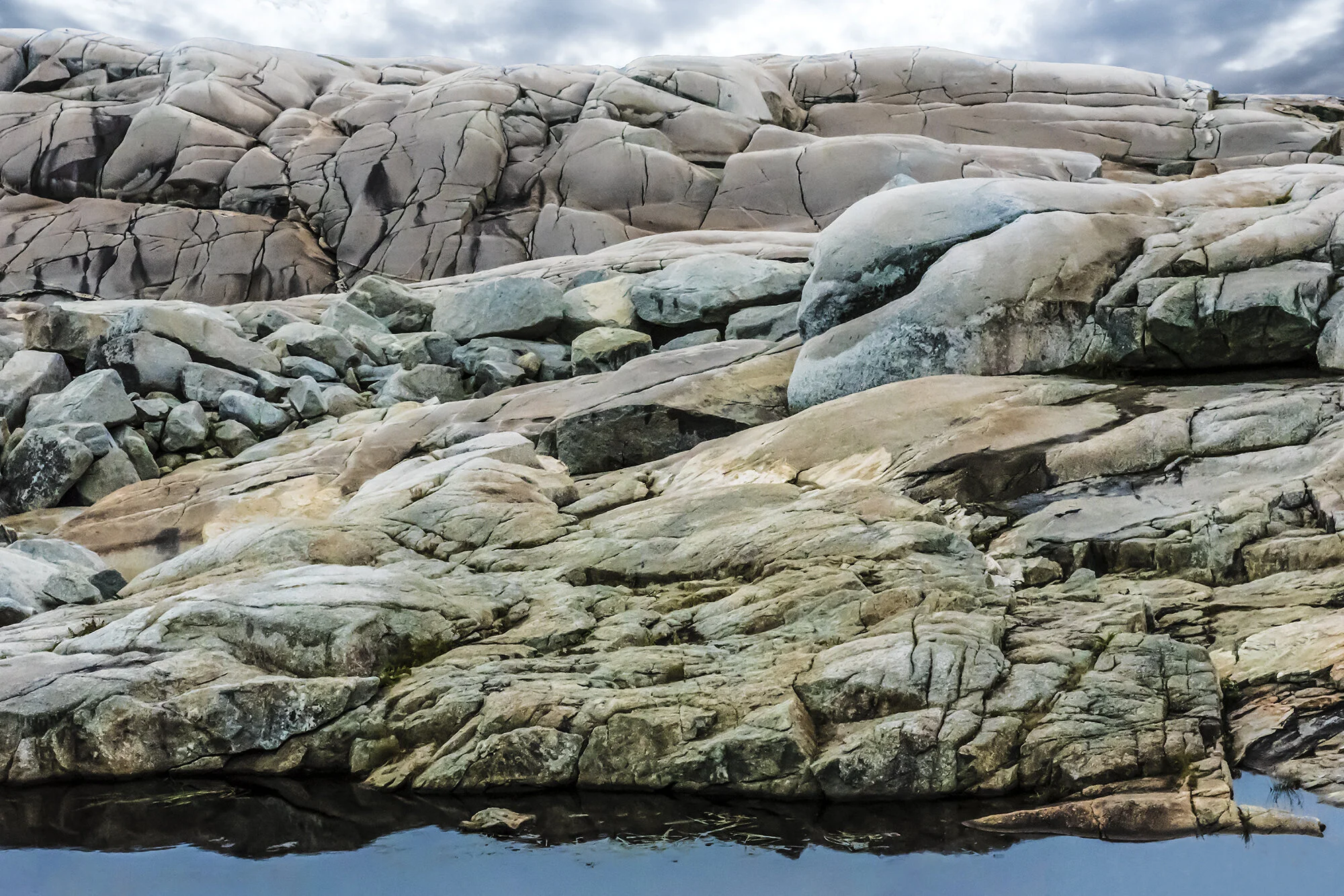 Canvas Basel Floater Frames