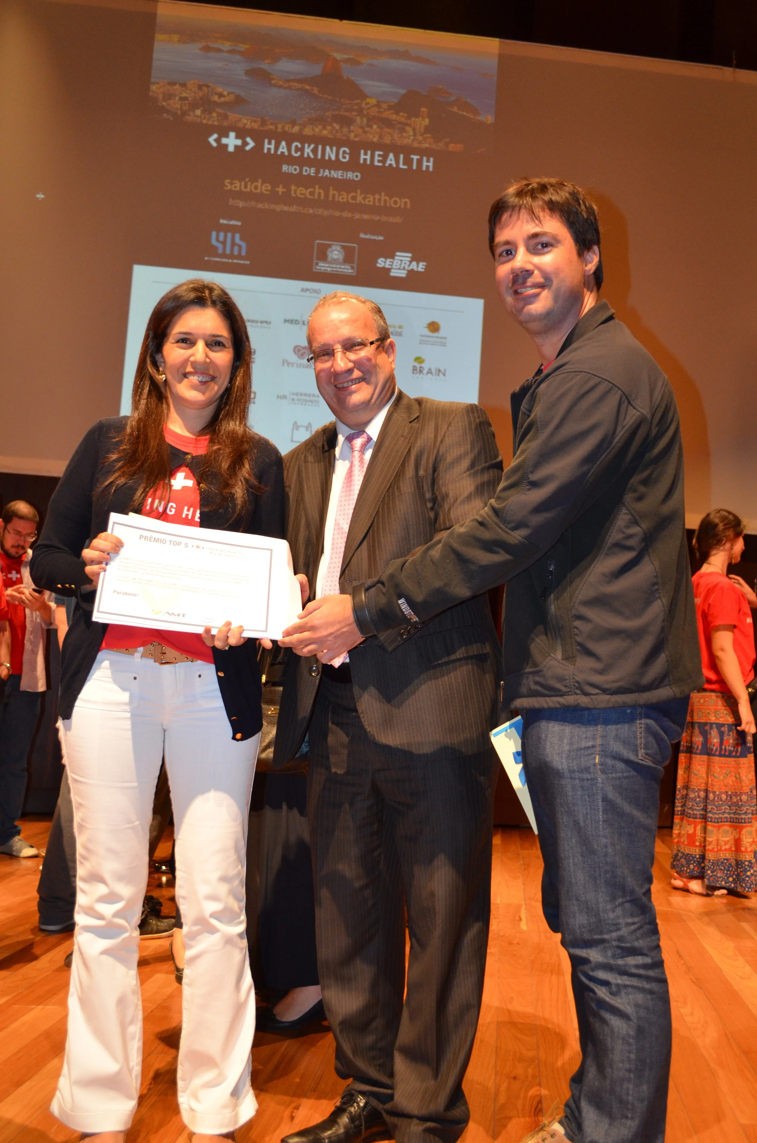 Alunos da PUC-Rio ganham prêmio máximo no Hacking Health