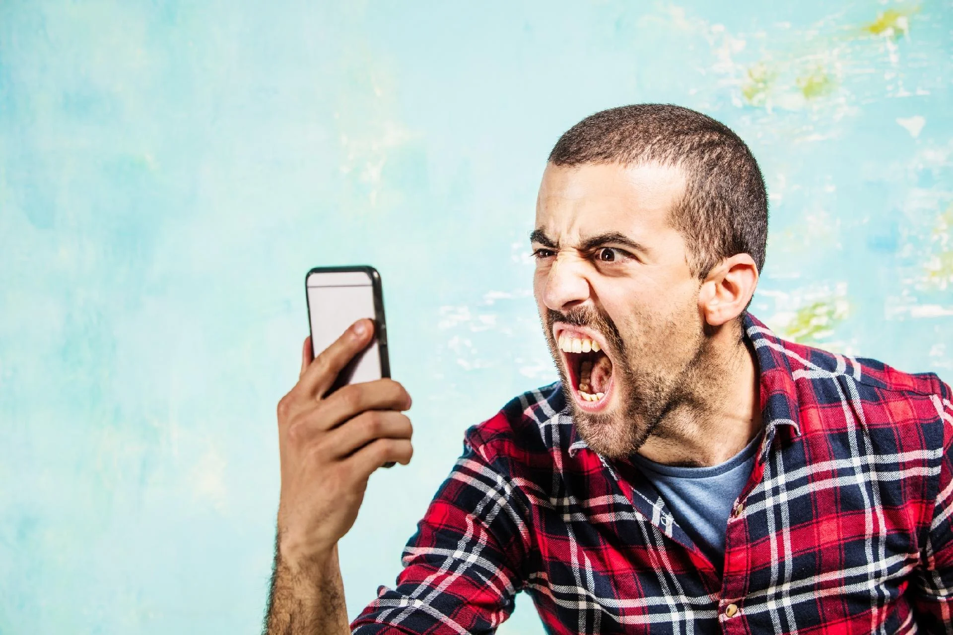 homem-gritando-com-o-celular-1490206779109_v2_1920x1280.jpg
