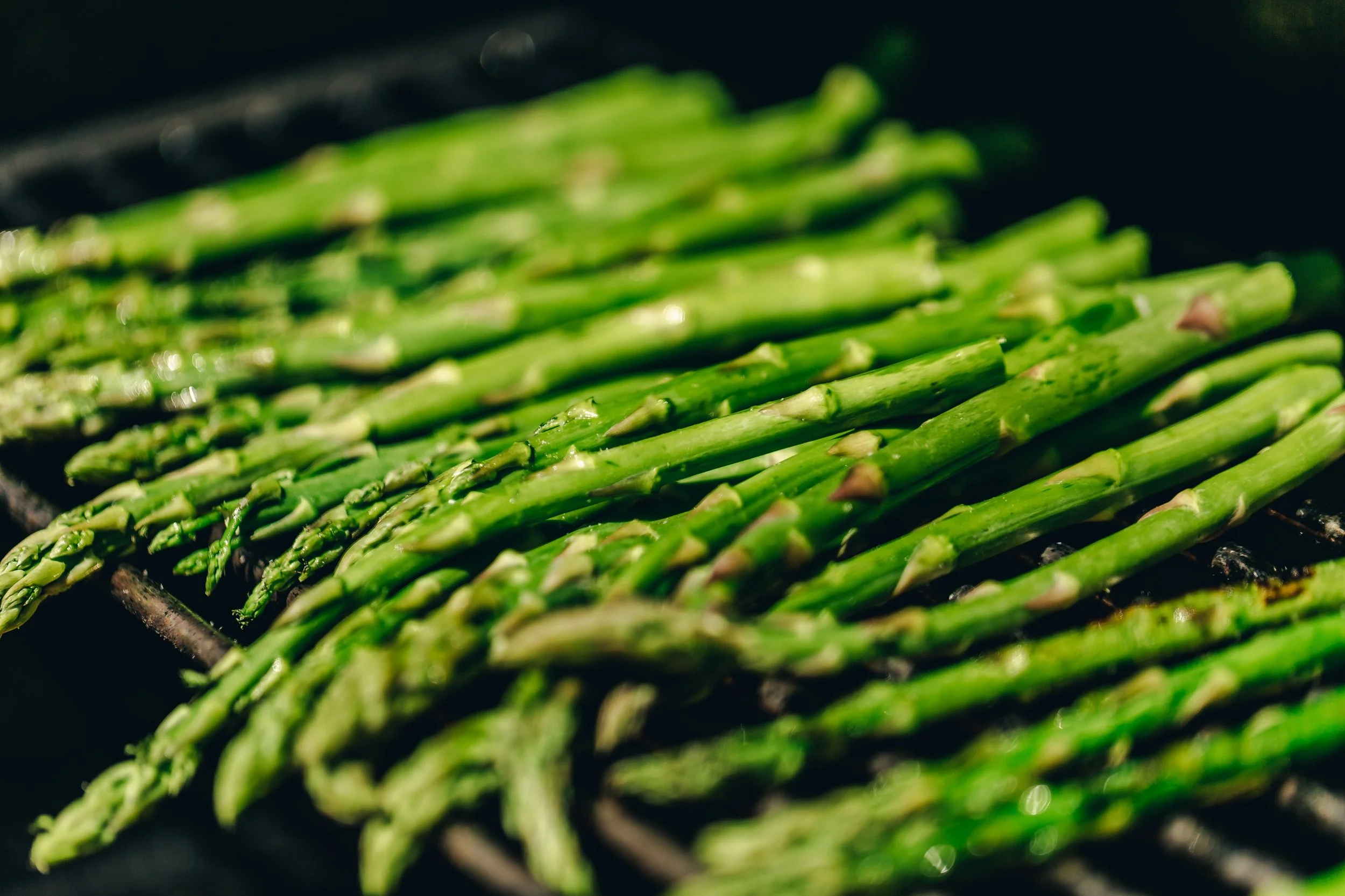 pile-of-asparagus-on-a-bbq.jpg