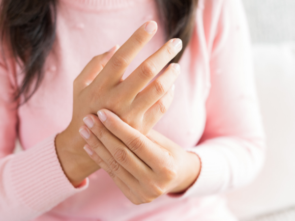 类风湿性关节炎是由炎症引起的常见疾病之一。患风湿性关节炎的女性是男性的三倍。正在寻找自然缓解关节疼痛的方法?查看我们的整体解决方案指南。