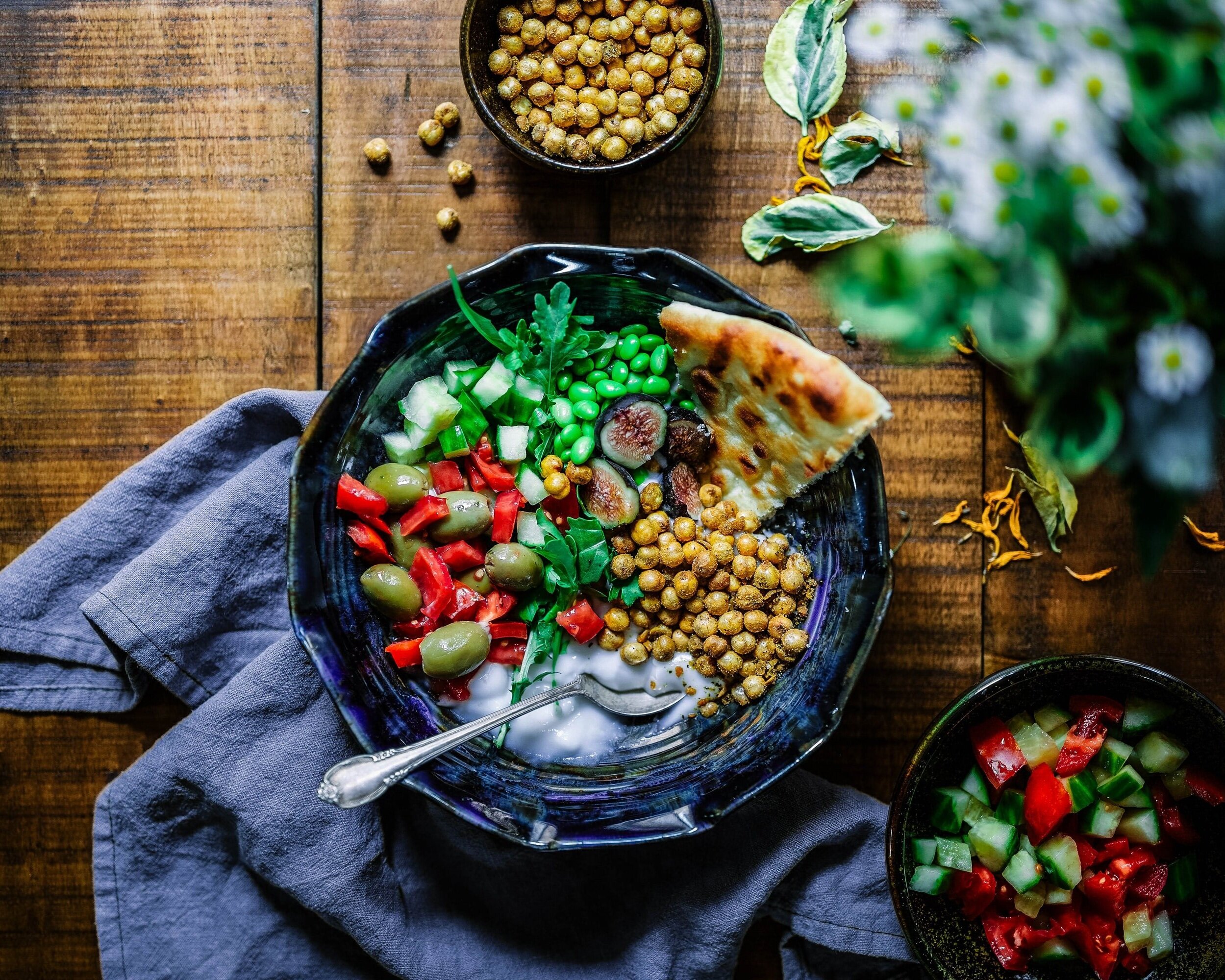 当你一起吃饭时，努力在你的盘子上举起彩虹，包括新鲜蔬菜，水果和植物蛋白。