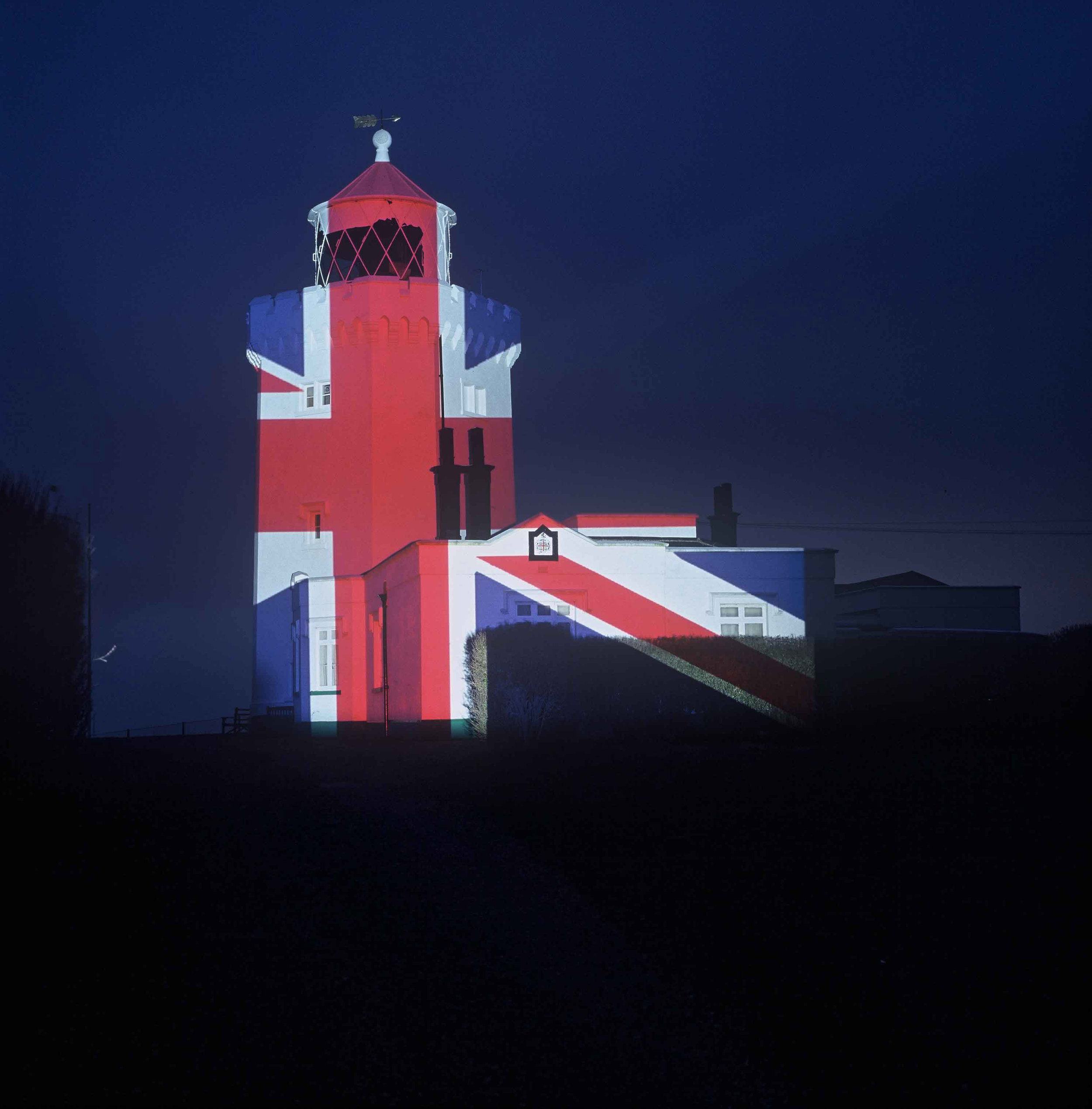Nr-11.Dover-Leuchtturm-UK-Flagge-im-Dunkel.jpg