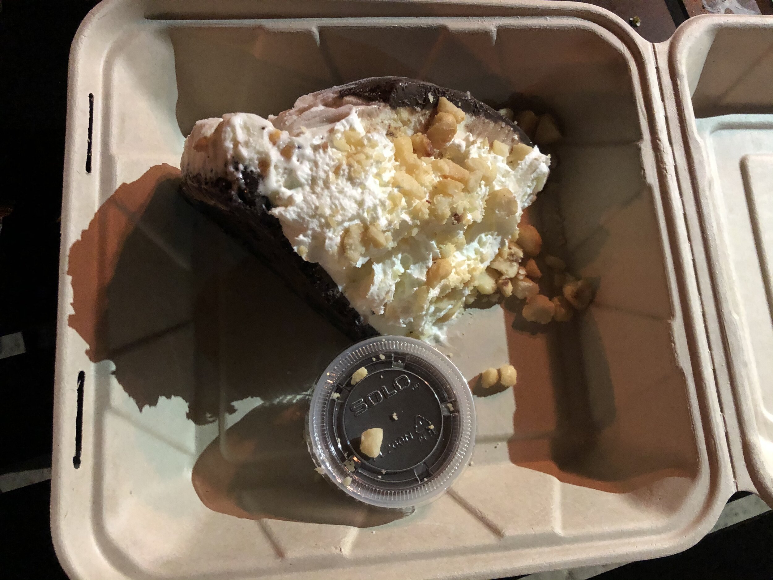 Take out Hula Pie from DUKE'S BEACH HOUSE  Kaʻanapali, Maui.  Doesn't make the grade.  See next foto.