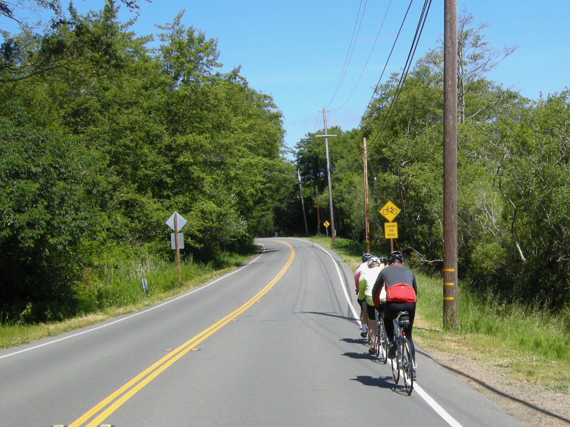  Riding in a pace line is a skill that’s so much fun. When I did the Team In Training century ride (100 miles around Lake Tahoe to raise money for leukemia research), we had a pace line of about 18 folks. On the flats, we could go almost 30 mph. On t