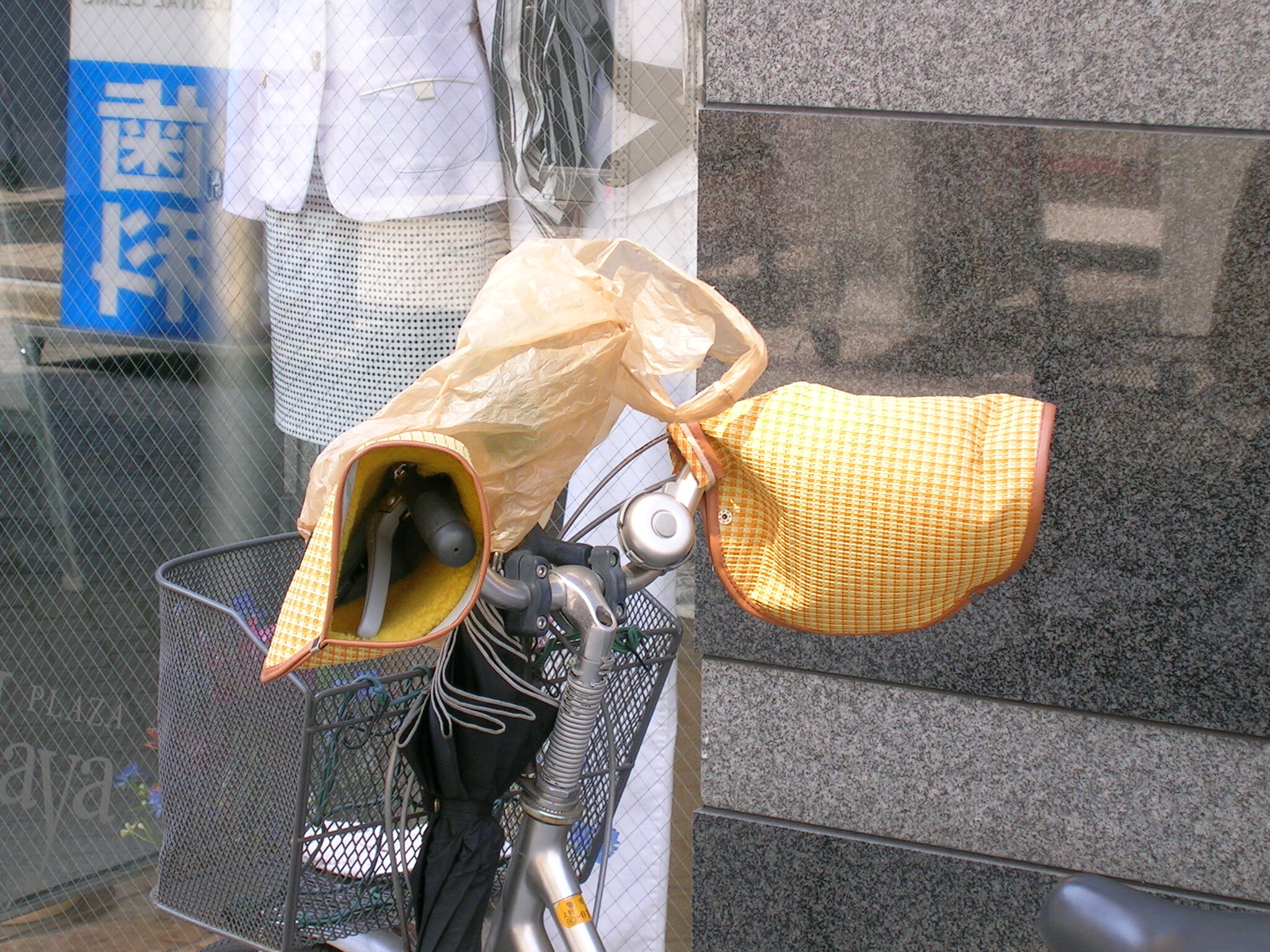 Bike shops in Japan had these gloves to fit over handlebars years before they appeared on delivery bikes in B'klyn.