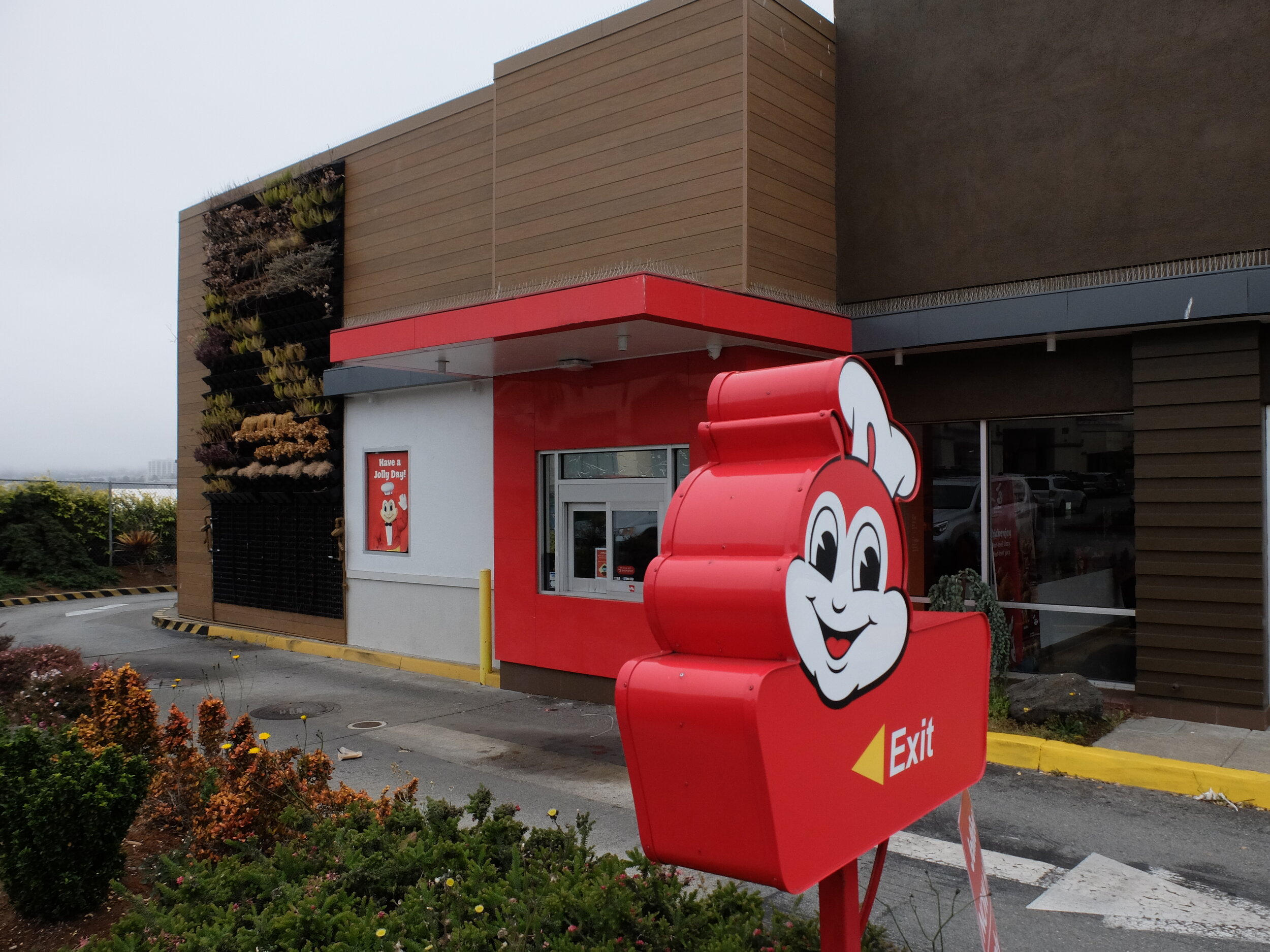 A Philippines-based multi-nat'l chain known for its burgers, fried chicken, spaghetti &amp; Filipino dishes.