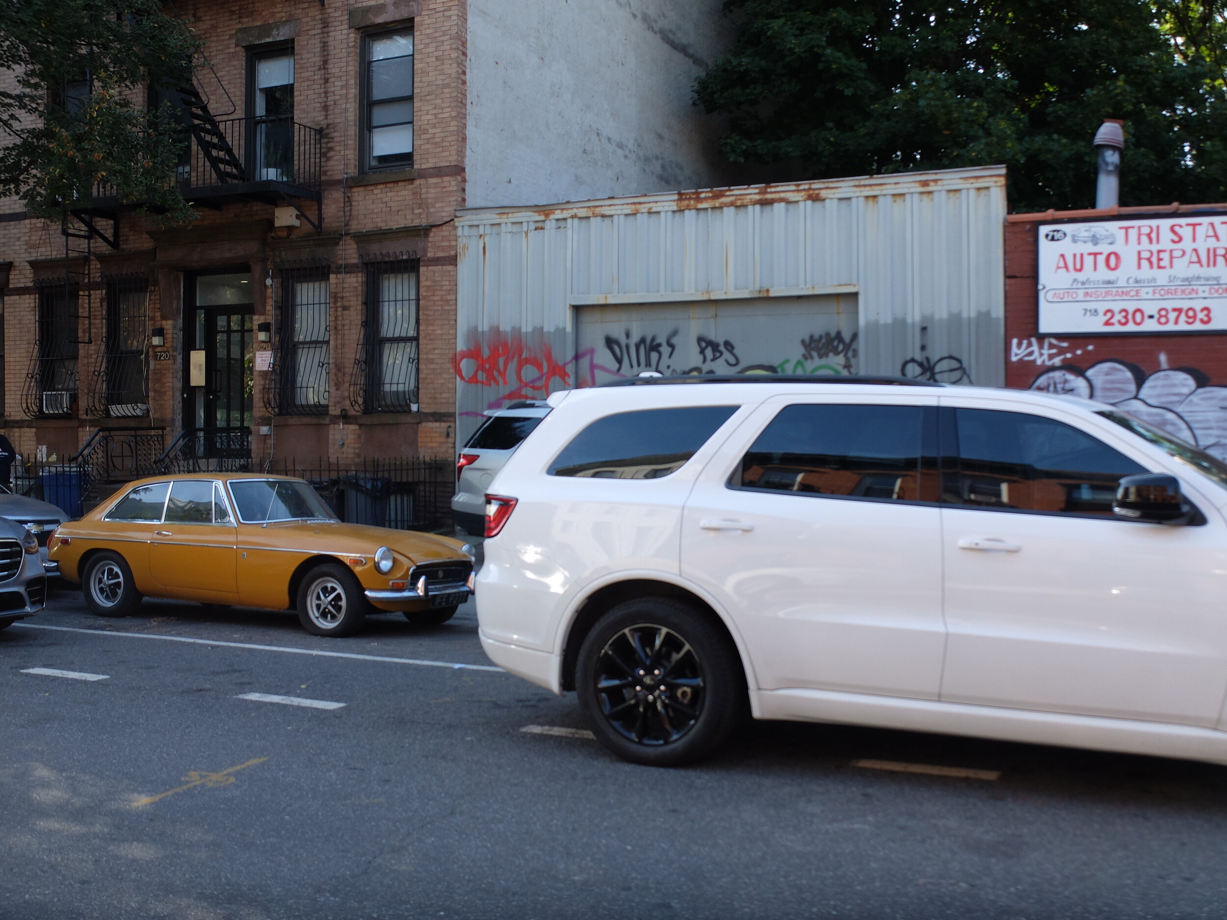 A rare sighting in NYC, a MGB GT.  Only the 2nd MG I've seen in the last nine-ten years of visits here.