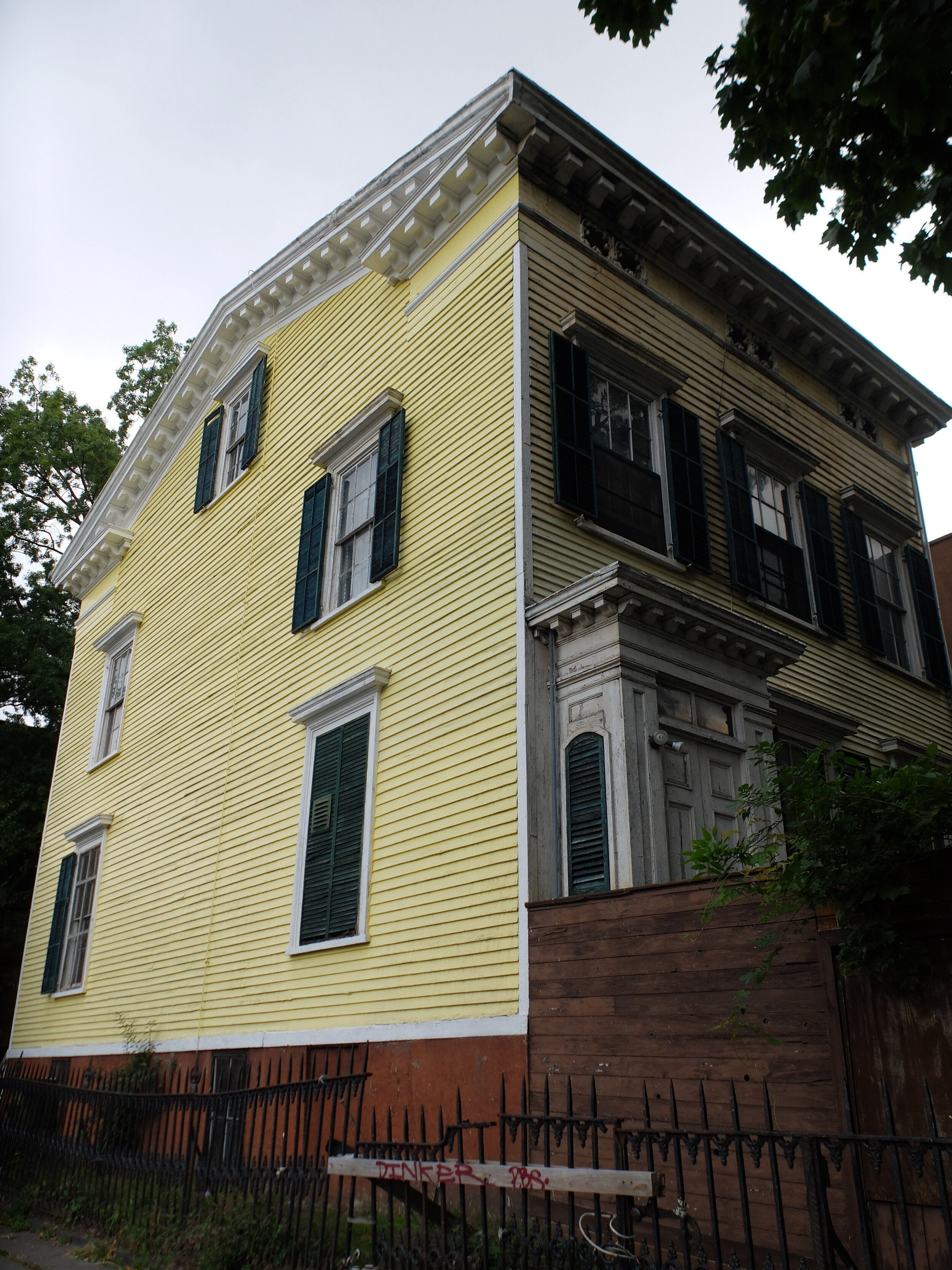 I was "taken" by this house as we approached it from the rear.  Turns out it's supposedly the most photgraphed house in Brooklyn.   It's stately but in poor condition.