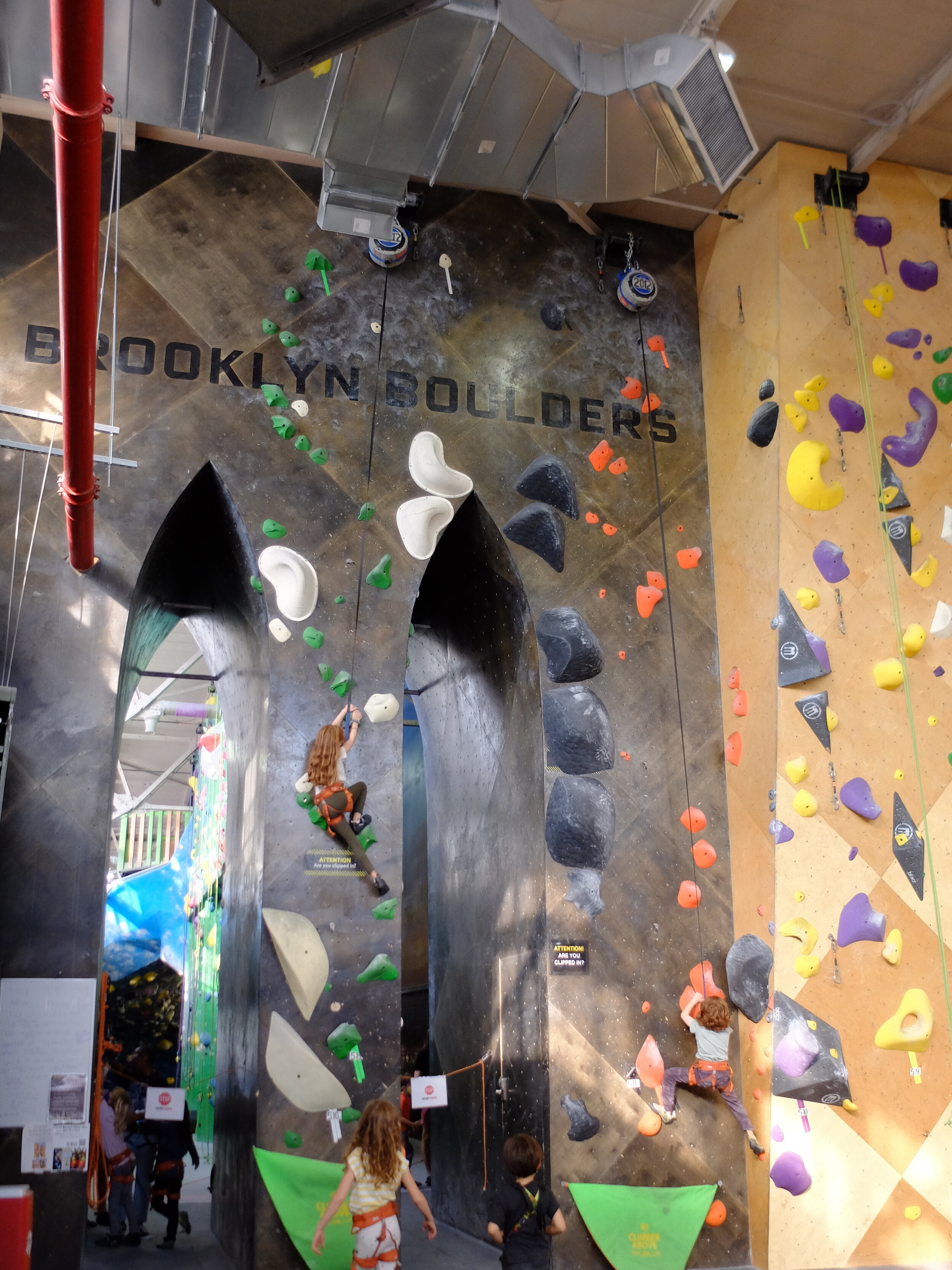 Eloïse &amp; Luca climbing a wall, again.