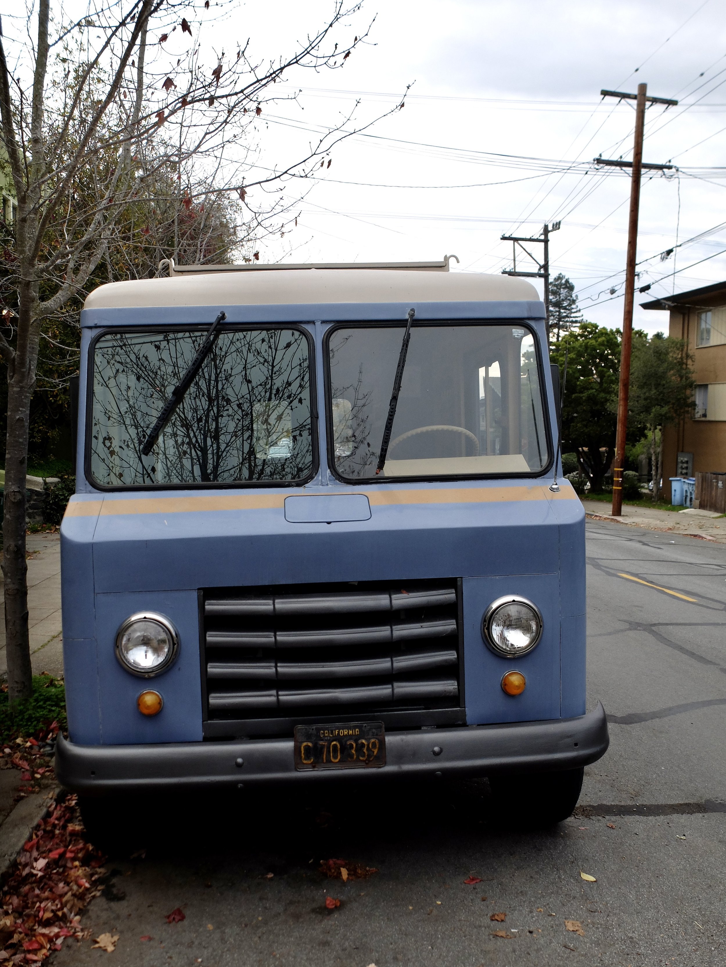 There was no indication of the vehicle make nor model in the front, nor back nor on the hubcaps...