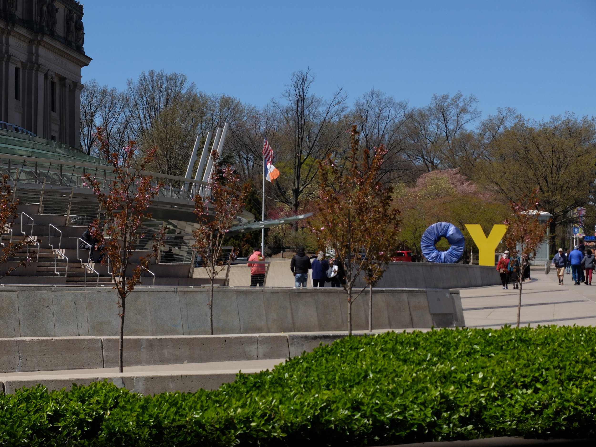 The "OY"/"YO" sculpture outside the Brooklyn Museum draped in solidarity with the Ukraine.