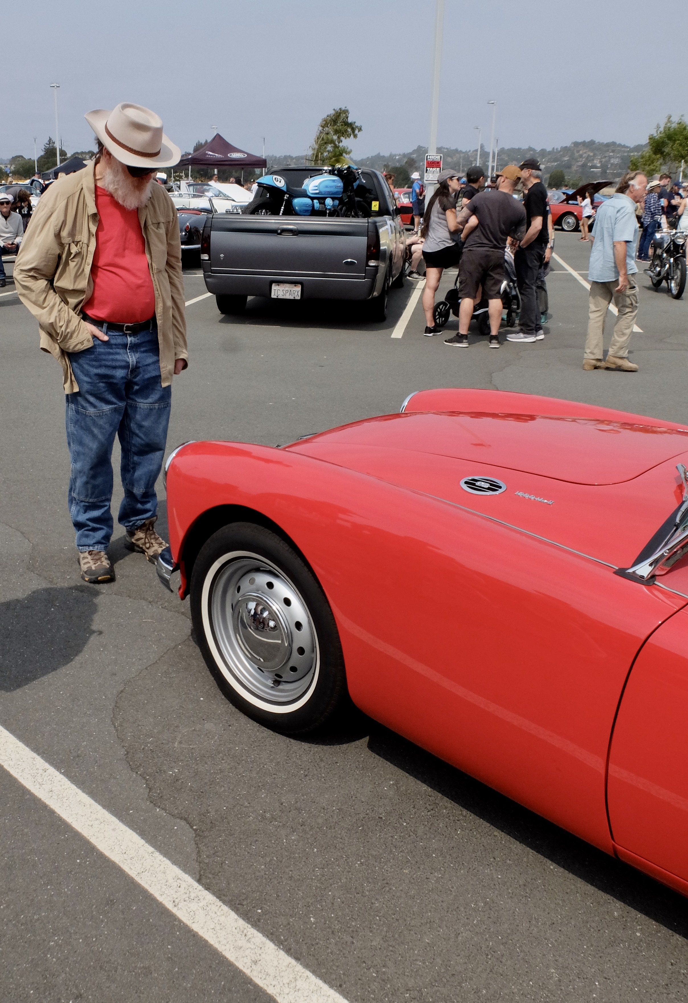 Peter displayed a 1960 Austin-Healey 3000 at the show.  His front license plate was attached under the bumper with a piano hinge.  A clever solution but it couldn't work on my MGA.