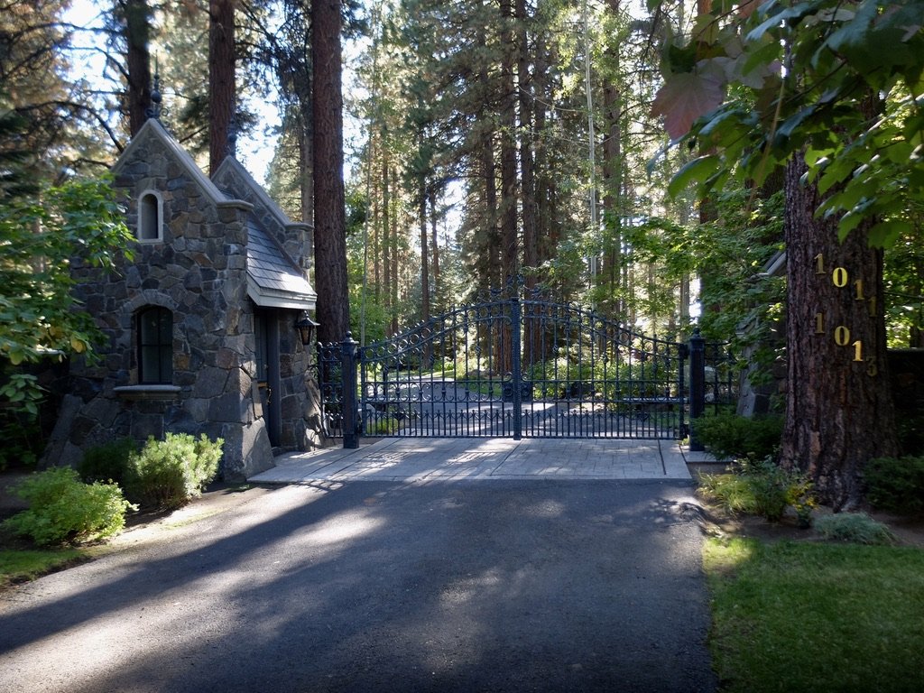 That's just the gatehouse.  The main house could not be seen from here.