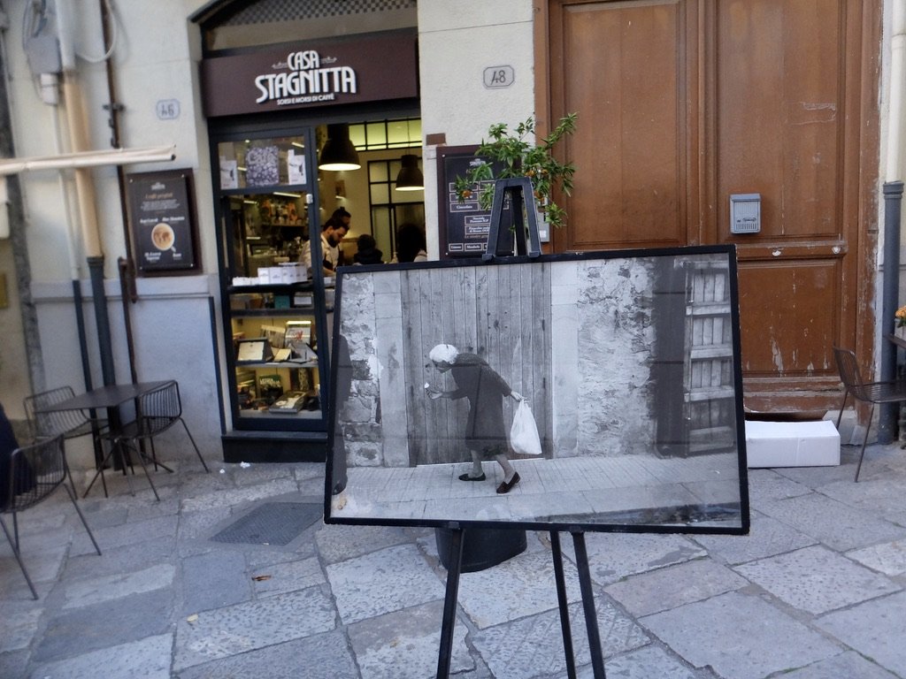  The coffee shop CASA STAGNITTA -SORSI E MORSI DI CAFFÉ (SIPS AND BITES OF COFFEE) was started by her first husband’s family. We returned the following day. 