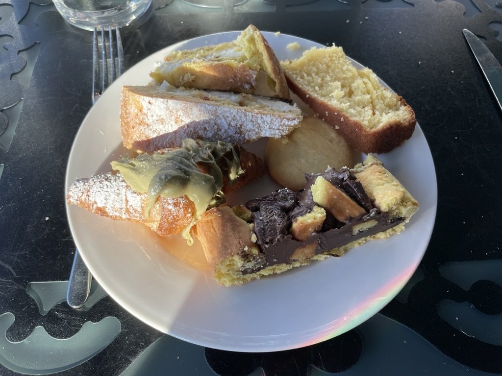 Scelte di dolci a colazione - choices of pastries for breakfast at Abbazia Santa Anastasia.