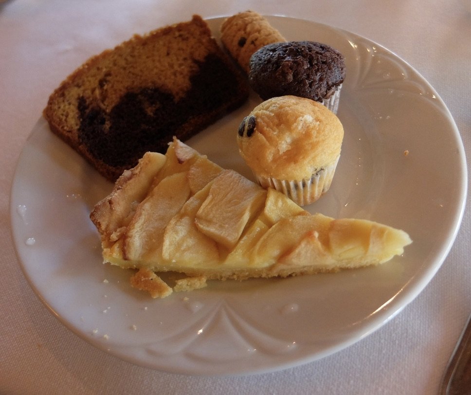 Abbazia Santa Anastasia - scelte di dolci a colazione - choices of pastries at breakfast.