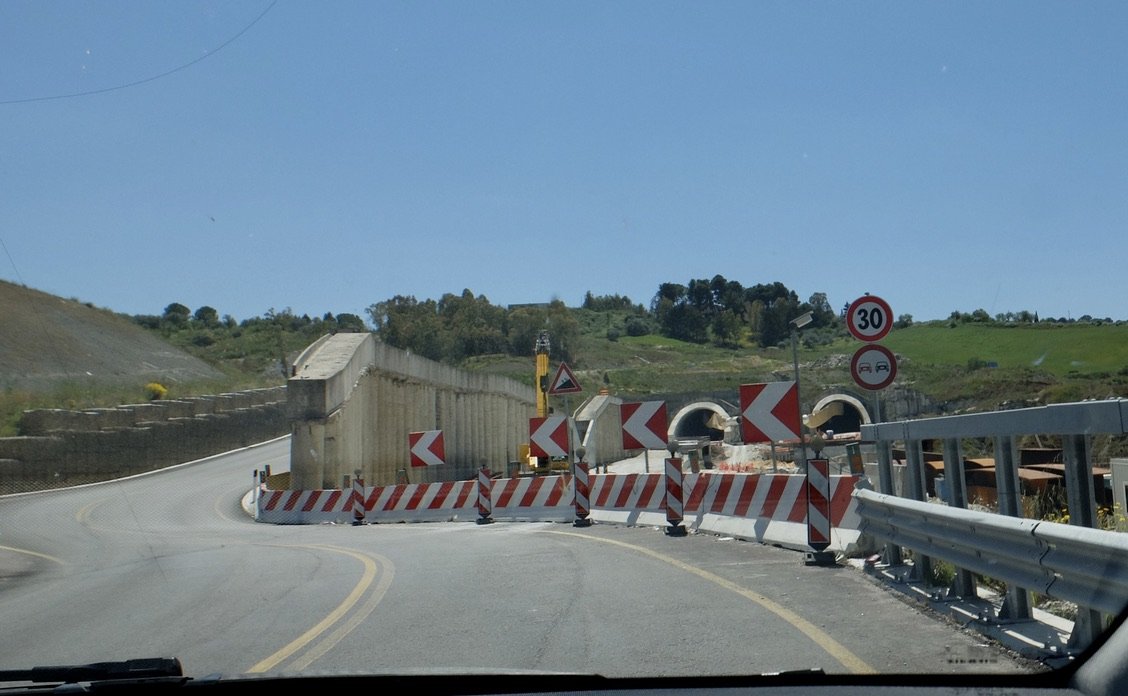 Autostrada to Raculmuto.  One of the many instances where we observed construction that appeared to have stopped midway.