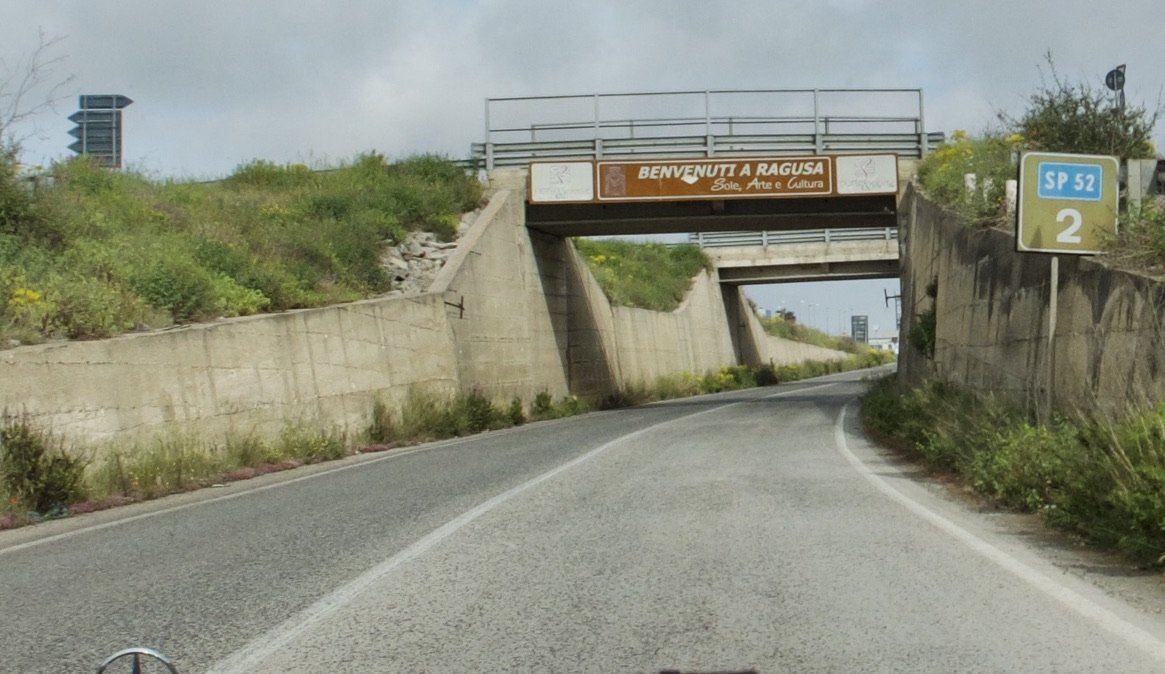 Entering Città (or Commune) di Ragusa where we would spend two nights.